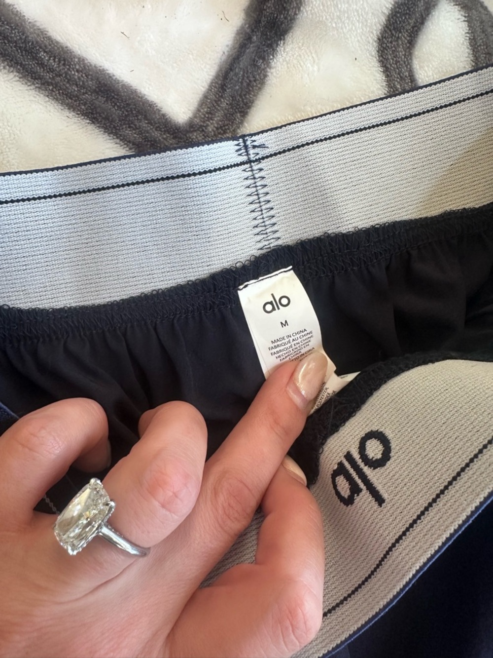 ALO Yoga navy logo slacks - Picture 3 of 3